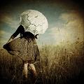 Девушка в поле с зонтом