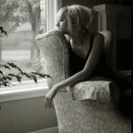 Блондинка в кресле у окна