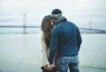 Парень и девушка целуются на фоне реки
