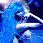 Девушка с синими волосами. Под водой  плавают дельфины