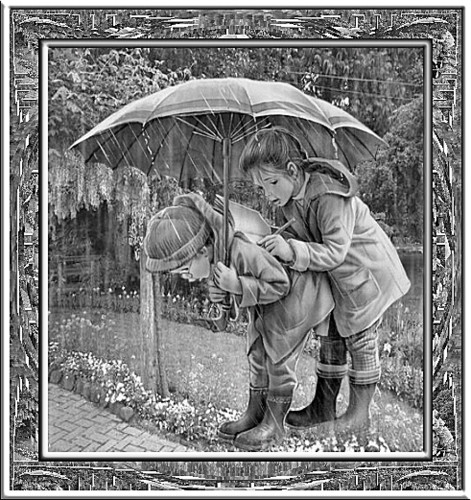 Дождь, дети под зонтом рассматривают лягушек!