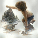  Маленький мальчик <b>строит</b> замок из песка  гифка анимация