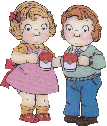 Мальчик и девочка держат в руках чашки с чаем от которого...