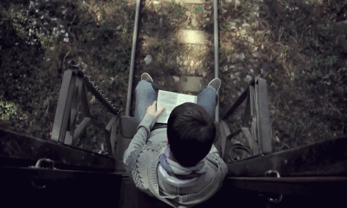 Анимация мальчик в белом свитере и джинсах читает книжку,...
