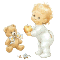 Ребенок угощает медвежонка яблоком