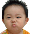  Маленький азиатский ребенок <b>строит</b> гримасы  гифка анимация