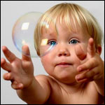  <b>Милый</b> малыш пытается поймать мыльный пузырь  гифка анимация