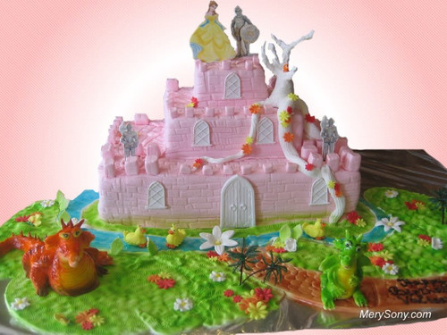 Красивый торт с принцессой, принцем и волшебным замком.  ...