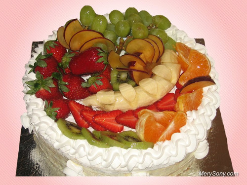 Красивый торт украшен разными фруктами.  С международным ...