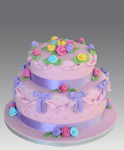  Многоярусный торт с розами и бантиками из <b>ленточек</b>. Межд...  гифка анимация