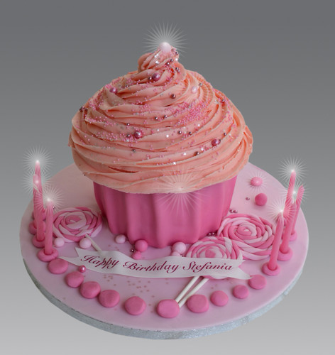 Красивый торт к дню рождения со свечами.  Международный д...