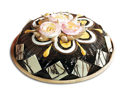 Красивый торт с разными видами шоколада и розами.  С межд...