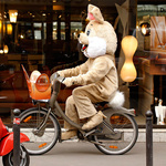 В костюме зайца за покупками на велосипеде