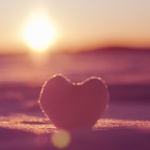 Сердечко на снеге на фоне заката