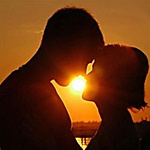 Силуэт влюбленной пары на закате солнца