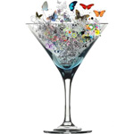 Бабочки вылетают из красивого бокала с напитком