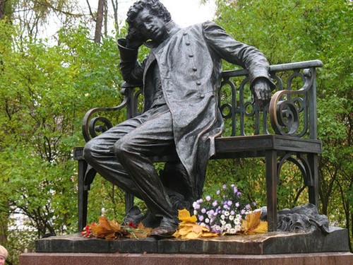 6 июня Пушкинский день России. Памятник  Пушкину на скаме...
