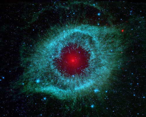 Далекая галактика напоминает гигантский зеленый глаз с кр...