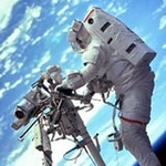  <b>Космонавт</b> в открытом космосе  гифка анимация