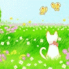 Белый кот сидит в траве и смотрит на порхающих бабочек