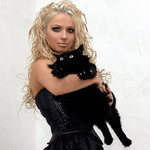 Блондинка с черной кошкой