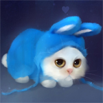 Белый пушистый котенок в голубой пайте с ушами