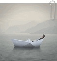 Маленький человечек плавает на бумажном кораблике
