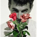 Мужчина с букетом роз