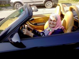  <b>Бабушка</b> за рулем прекрасного автомобиля  гифка анимация