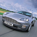 Машина серая едет по трассе