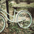 Велосипед стоит под деревом