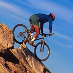 Велосипедист на горном склоне