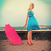 Девушка с розовым зонтом на море