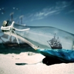  Парусник <b>на</b> море виден через бутылку <b>на</b> берегу  гифка анимация