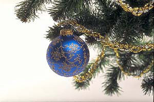 Голубой шарик  на новогодней ёлке