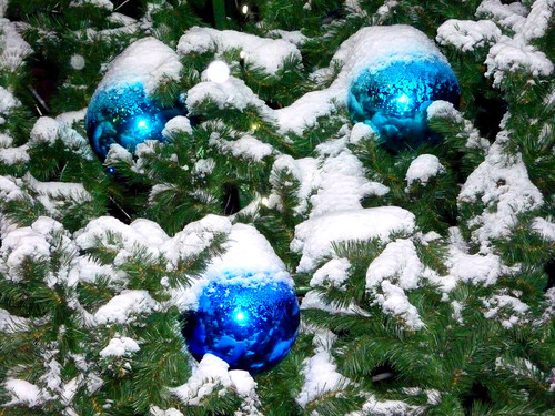 Новогодние шары на заснеженной елке
