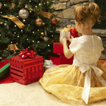 Девочка у новогодних подарков под елкой