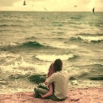 Парень с девушкой возле моря