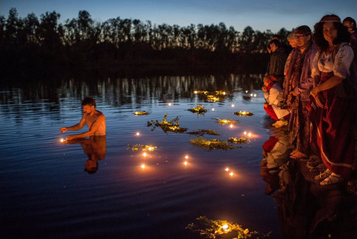  Праздник Ивана <b>Купалы</b> со свечами на воде. Девушки у реки  гифка анимация