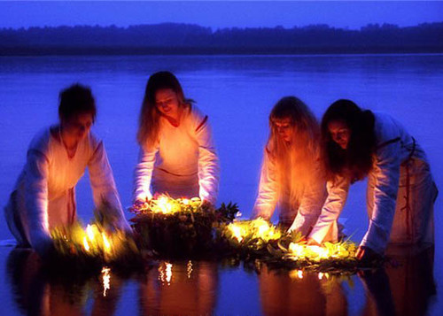  Праздник Ивана <b>Купалы</b> со свечами на воде  гифка анимация