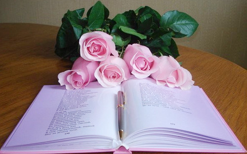 21 марта Всемирный день поэзии! Розы у сборника стихов!
