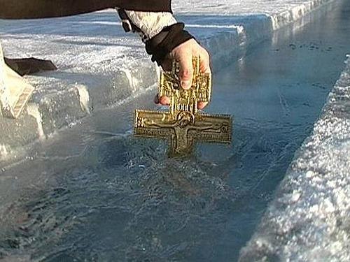 Крест, опущенный в воду проруби. С Крещением