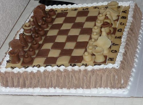 Международный день шахмат. Торт в виде шахматной доски с ...
