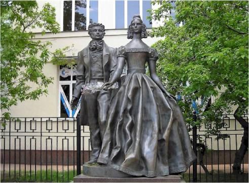 С днем поэзии! Памятник А. Пушкину и Н Гончаровой в Москве